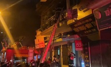 Hà Nội: Giải cứu người kẹt trong căn nhà 4 tầng bị cháy trong đêm
