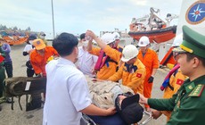 Ứng cứu ngư dân bị nạn trên vùng biển Đà Nẵng