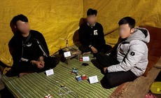Bắt nhóm thanh niên trốn vào chòi cà phê sử dụng ma túy