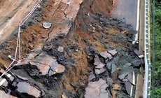 Kh&#225;nh H&#242;a c&#244;ng bố t&#236;nh huống khẩn cấp về thi&#234;n tai để khắc phục hư hỏng tại nhiều tuyến đường