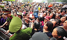 C&#244;ng an cảnh b&#225;o nguy hiểm v&#224; khuyến c&#225;o người d&#226;n khi đứng giữa đ&#225;m đ&#244;ng