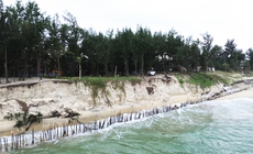 Cận cảnh bờ biển bị s&#243;ng dữ x&#233; toạc, đe dọa &#39;nuốt&#39; h&#224;ng loạt c&#244;ng tr&#236;nh