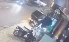 Clip &#244; t&#244; bất ngờ lao l&#234;n vỉa h&#232; t&#244;ng tr&#250;ng 3 người tại Quảng Trị