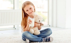 Uống sữa buổi tối sai c&#225;ch: Tưởng gi&#250;p con cao lớn nhưng lại l&#224; sai lầm số 1 g&#226;y hại răng