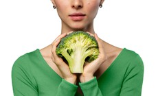 Quan niệm người bị u tuyến gi&#225;p phải tuyệt đối ki&#234;ng ăn rau họ cải, b&#225;c sĩ n&#243;i g&#236;?