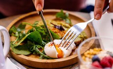 6 thực phẩm n&#234;n ăn trước khi uống rượu