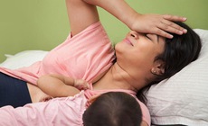 Mẹ bị vi&#234;m tuyến v&#250; c&#243; cho con b&#250; được kh&#244;ng?