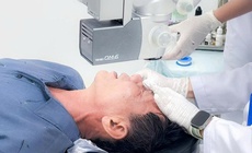 Cảnh b&#225;o: Sơ sẩy khiến người đ&#224;n &#244;ng phải đi cấp cứu v&#236; xăng văng v&#224;o mắt