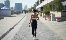 Đi bộ ngược c&#243; gi&#250;p đốt ch&#225;y calo nhiều gấp đ&#244;i?