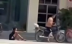 B&#250;c x&#250;c b&#233; trai bị bố x&#237;ch ch&#226;n k&#233;o l&#234; tr&#234;n đường phố