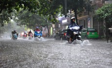 H&#224; Nội mưa d&#244;ng k&#232;m lốc s&#233;t, nhiều khu vực cục bộ c&#243; mưa lớn