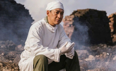 M&#224;u &#225;o trắng trong ‘Mưa đỏ’