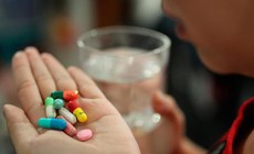 T&#225;o b&#243;n, kh&#243; đi ngo&#224;i c&#243; thể l&#224; phản ứng phụ của thuốc