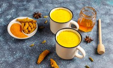 C&#243; n&#234;n uống nước nghệ - mật ong với đ&#225; lạnh?