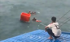 Cứu 4 ngư d&#226;n gặp nạn, tr&#244;i dạt nhiều giờ tr&#234;n biển