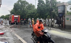 H&#224; Nội: Ch&#225;y cột biến thế trong mưa lớn