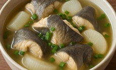 C&#225; tr&#234; v&#224;ng hầm củ cải trắng – M&#243;n ngon bồi bổ sức khỏe m&#249;a thu
