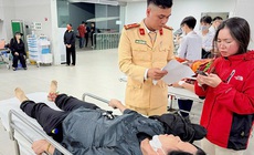 CSGT Hà Nội dùng xe chuyên dụng đưa người phụ nữ gãy chân đi cấp cứu đêm giao thừa
