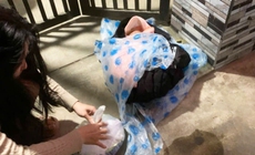 Bé trai sơ sinh bị bỏ rơi trước nhà dân ở Đà Nẵng