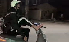 Nam sinh lớp 11 dùng một chân điều khiển xe máy điện trong đêm