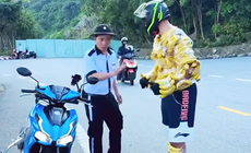 Phản cảm clip du khách quấn chuối quanh người “chọc ghẹo” khỉ ở Sơn Trà