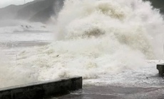 Bão Nokaen khiến nhiều vùng biển nước ta biến động mạnh