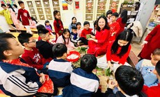 Sắc xuân tràn ngập, học sinh tiểu học hào hứng trải nghiệm gói bánh chưng dịp Tết