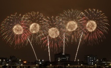 Pháo hoa thắp sáng bầu trời Mỹ Đình trong buổi tổng duyệt chương trình nghệ thuật chào mừng Đại hội XIV