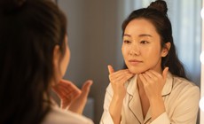 9 phút massage mỗi tối giúp xóa mờ nếp nhăn trên mặt