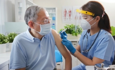 Tại sao tiêm phòng lại quan trọng với người cao tuổi?