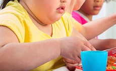 Bé 5 tuổi béo phì có nên giảm ăn, bỏ bữa sáng không?