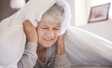 Ù tai do đâu, khi nào cần đi khám bác sĩ?