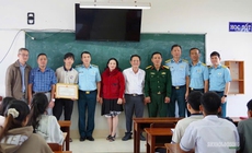 Khen thưởng học sinh lớp 11 vì hành động cứu nạn