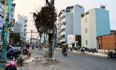 Dãy cột điện ‘án ngữ’ giữa tuyến đường hơn nghìn tỷ đồng ở TPHCM