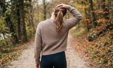 Người phụ nữ bị đột quỵ sau khi bẻ khớp cổ để giảm căng thẳng