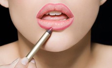 Tạo đường viền môi bằng chì kẻ môi: Bí quyết tạo dáng đôi môi cân đối và quyến rũ