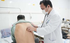 Vì sao người cao tuổi dễ bị viêm phổi khi thời tiết chuyển mùa?