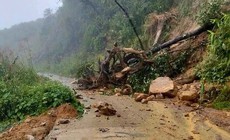 Miền Trung còn mưa dông, thời tiết trên biển chuyển xấu