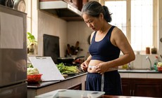 Sau tuổi 50, vì sao bụng chảy xệ dù không tăng cân?