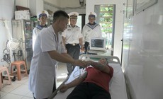 Một ngư dân phải nhập bệnh xá vì viêm da nhiễm khuẩn ở tay