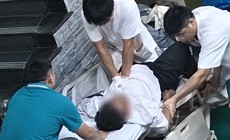 Bác sĩ trẻ trèo lên cáng ép tim 20 phút cứu người đàn ông ngừng tuần hoàn