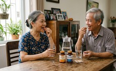 Sau tuổi 70, uống vitamin tổng hợp mỗi ngày có cần thiết?