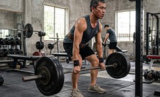 Sau tuổi 50, tập sức mạnh khi bụng đói có làm giảm hiệu quả tăng cơ?