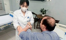 Tự tiêm corticoid chữa vảy nến, người đàn ông suy tuyến thượng thận