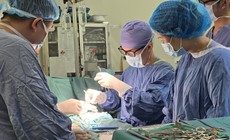Bất ngờ phát hiện u tinh hoàn ở con trai 10 tuổi khi tắm