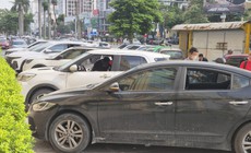 Hàng loạt ô tô bị đập vỡ kính trước chung cư ở Nghệ An