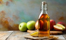 Cách dùng giấm táo giúp tóc mềm mượt và bóng khỏe tự nhiên