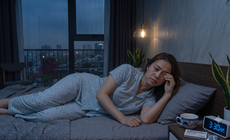 Tiền mãn kinh có gây mất ngủ kéo dài không?