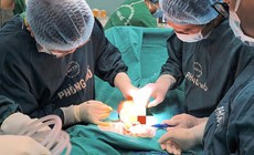 Đeo vòng kim loại tăng kích thước vùng kín, nam thanh niên suýt hoại tử tinh hoàn