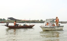 Hà Nội vận động dân vạn chài từ bỏ cách đánh cá kiểu 'tận diệt' trên sông